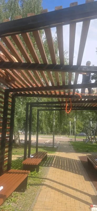 К новым прогулкам готов. В Октябрьском районе завершился текущий ремонт сквера имени Тарасова: обновили покрытие малых архитектурных форм, отремонтировали скамейки, установили 13 новых урн, укрепили спортивный городок... К новым прогулкам готов. В Октябрьском районе завершился текущий ремонт сквера имени Тарасова: обновили покрытие малых архитектурных форм, отремонтировали скамейки, установили 13 новых урн, укрепили спортивный городок...