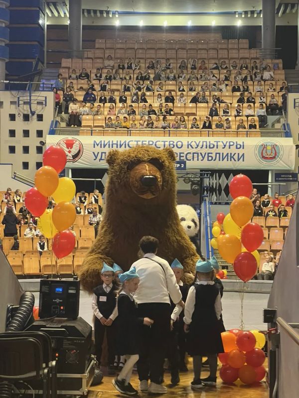 В Удмуртии продолжается добрая традиция - поздравлять первоклассников с началом учебного года яркими цирковыми представлениями! В Удмуртии продолжается добрая традиция - поздравлять первоклассников с началом учебного года яркими цирковыми представлениями!