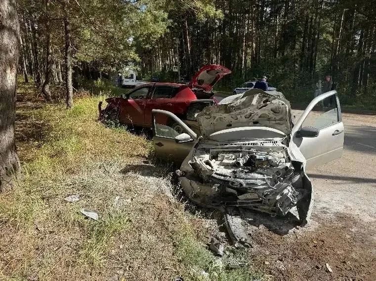 Четыре человека получили травмы в результате столкновения автомобилей Renault Sandero и Lada Granta в Можге