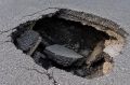Из-за ямы у «Горводоканала» водителям приходится выезжать на встречку