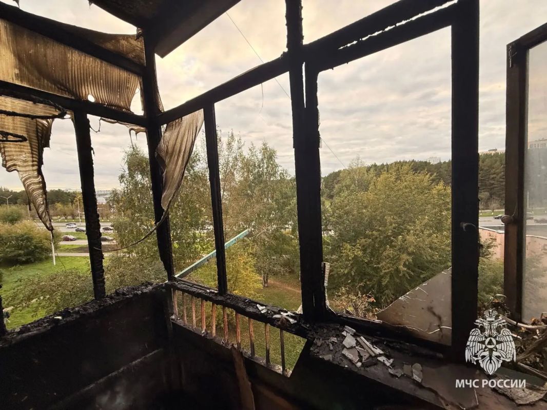 В Ижевске из-за брошенного окурка загорелся балкон на пятом этаже В Ижевске из-за брошенного окурка загорелся балкон на пятом этаже