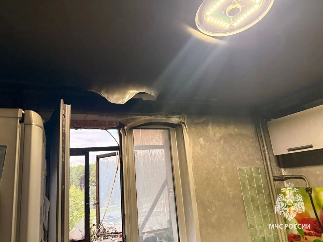 В Ижевске из-за брошенного окурка загорелся балкон на пятом этаже В Ижевске из-за брошенного окурка загорелся балкон на пятом этаже