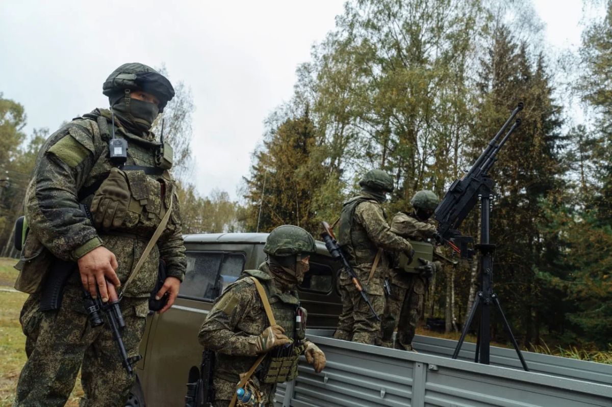 Два десятка резервистов отряда БАРС и несколько «УАЗов» с пулеметными турелями прибыли на полигон под Ижевском на занятия по огневой подготовке Два десятка резервистов отряда БАРС и несколько «УАЗов» с пулеметными турелями прибыли на полигон под Ижевском на занятия по огневой подготовке