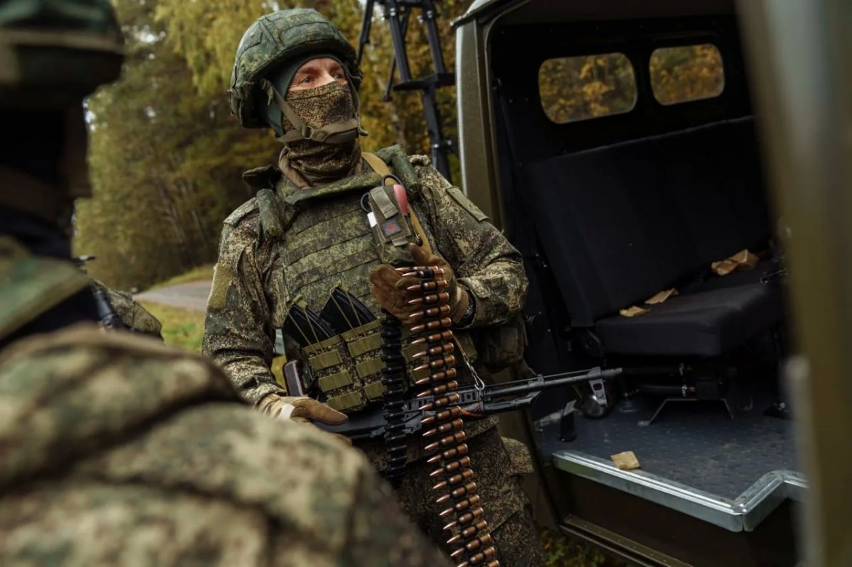 Два десятка резервистов отряда БАРС и несколько «УАЗов» с пулеметными турелями прибыли на полигон под Ижевском на занятия по огневой подготовке Два десятка резервистов отряда БАРС и несколько «УАЗов» с пулеметными турелями прибыли на полигон под Ижевском на занятия по огневой подготовке