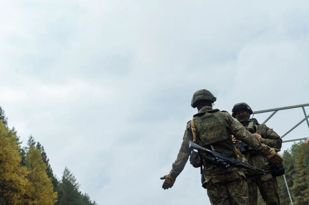 Два десятка резервистов отряда БАРС и несколько «УАЗов» с пулеметными турелями прибыли на полигон под Ижевском на занятия по огневой подготовке Два десятка резервистов отряда БАРС и несколько «УАЗов» с пулеметными турелями прибыли на полигон под Ижевском на занятия по огневой подготовке