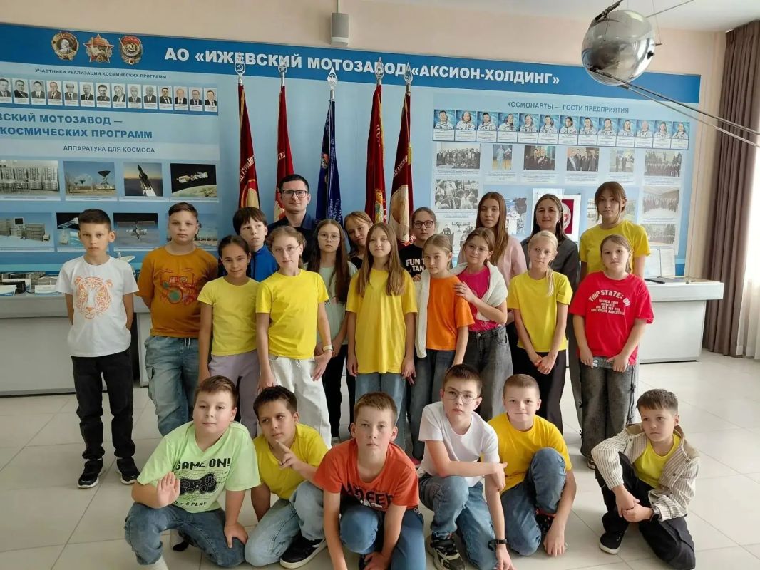 В преддверии празднования Дня оружейника прокуратурой Удмуртской Республики организовано посещение учащимися школ № 8 и 74 города Ижевска экспоцентра Ижевского мотозавода «Аксионхолдинг»