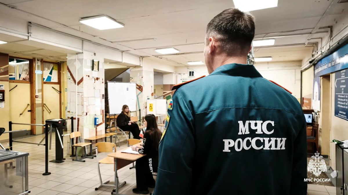 Сотрудники МЧС Удмуртии обеспечивают безопасность на избирательных участках Сотрудники МЧС Удмуртии обеспечивают безопасность на избирательных участках