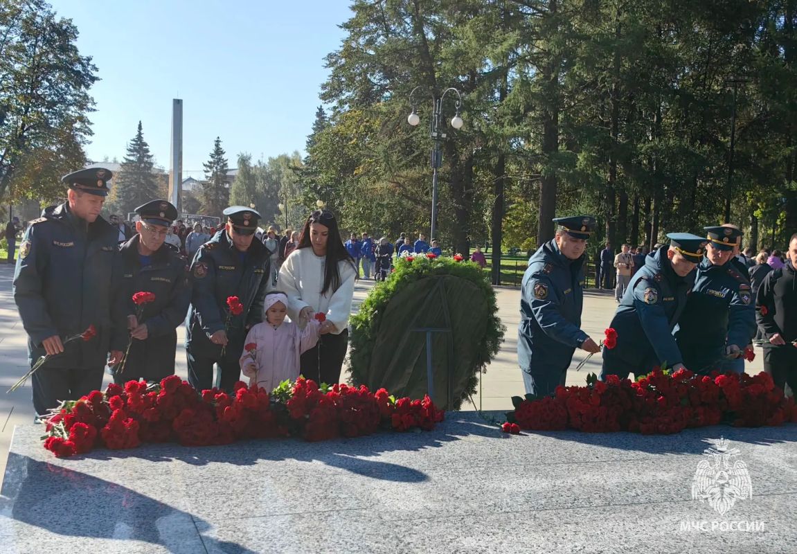 Сотрудники МЧС Удмуртии почтили память оружейников Сотрудники МЧС Удмуртии почтили память оружейников
