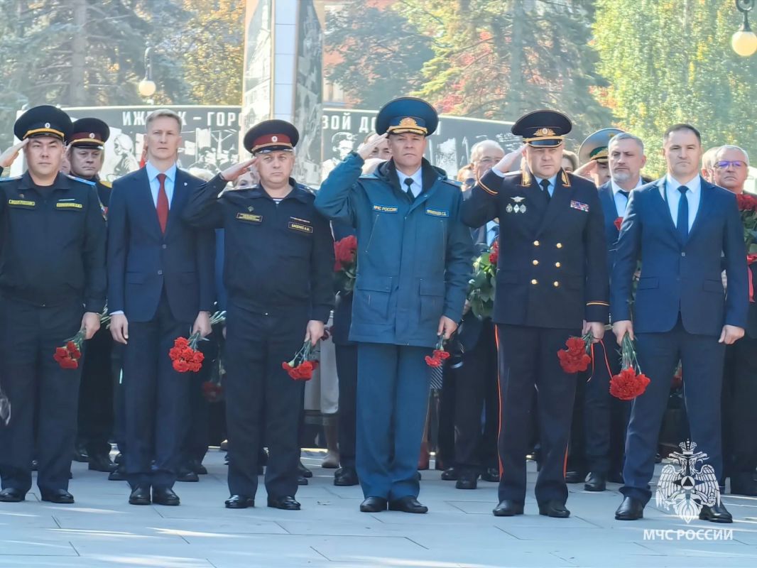Сотрудники МЧС Удмуртии почтили память оружейников Сотрудники МЧС Удмуртии почтили память оружейников