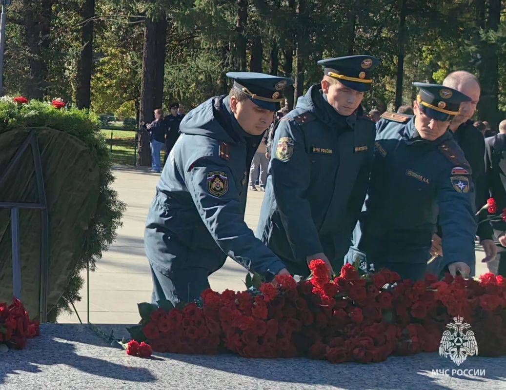 Сотрудники МЧС Удмуртии почтили память оружейников Сотрудники МЧС Удмуртии почтили память оружейников