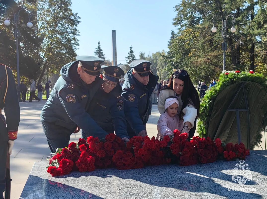 Сотрудники МЧС Удмуртии почтили память оружейников Сотрудники МЧС Удмуртии почтили память оружейников
