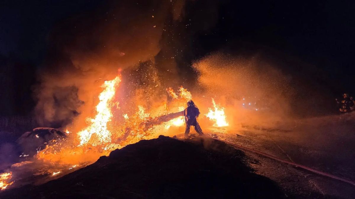 Наши пожарные работают на месте ДТП с бензовозом в Малопургинском районе Наши пожарные работают на месте ДТП с бензовозом в Малопургинском районе