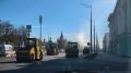 А сегодня на западной части улицы Удмуртской кипит работа по укладке финишного слоя асфальта