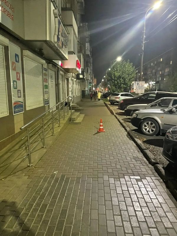 Ребенок на электросамокате сбил женщину на тротуаре