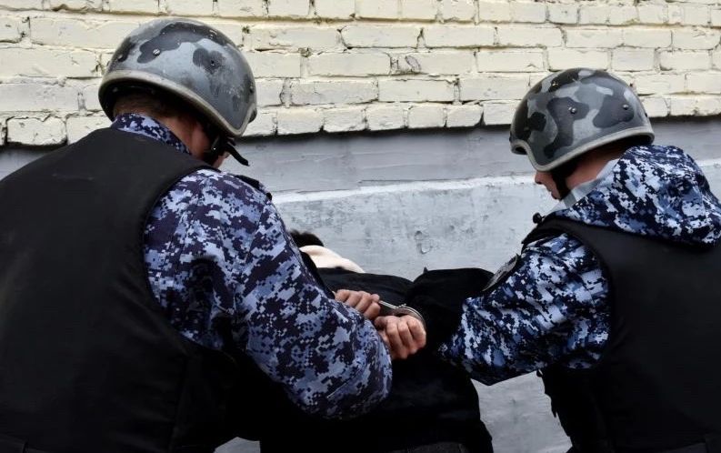 В Удмуртии сотрудники вневедомственной охраны Росгвардии задержали местного жителя, устроившего дебош в государственном учреждении