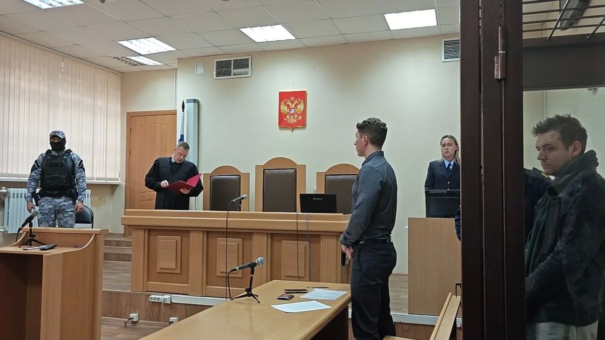 «У него синяки под глазами, на шее, на руках
