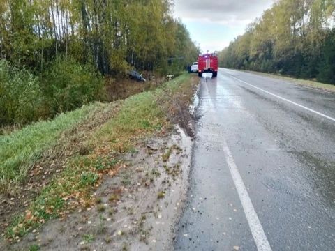 Съезд в кювет, опрокидывание: ДТП в Кизнерском районе Съезд в кювет, опрокидывание: ДТП в Кизнерском районе