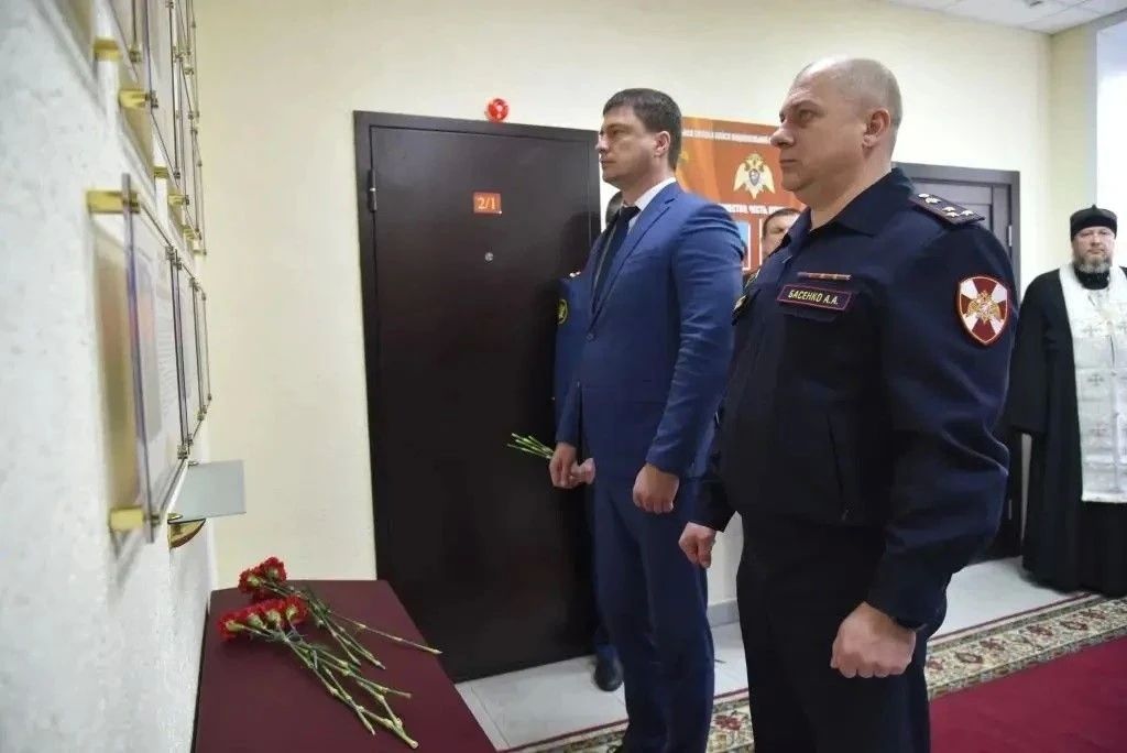 Церемония открытия стены памяти, посвященной сотрудникам, погибшим при исполнении служебных обязанностей, прошла в Управлении Росгвардии по Удмуртской Республике Церемония открытия стены памяти, посвященной сотрудникам, погибшим при исполнении служебных обязанностей, прошла в Управлении Росгвардии по Удмуртской Республике