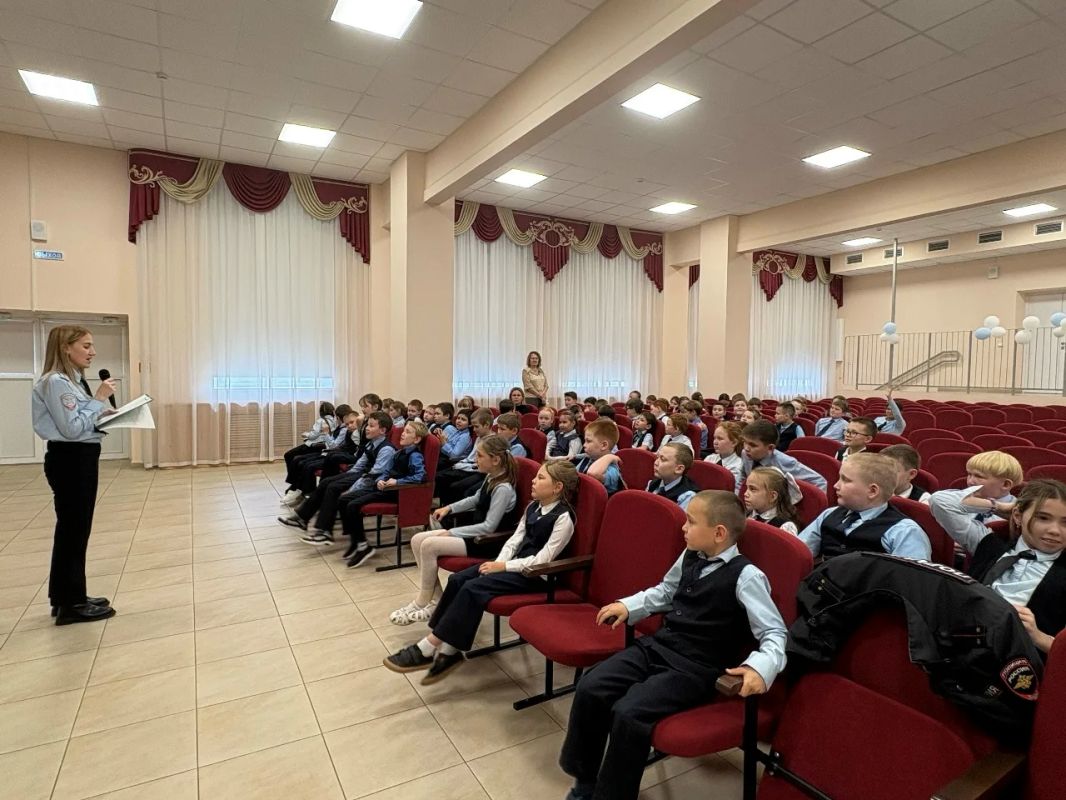Безопасность на дорогах: в МБОУ «Кезская СОШ №2 ИТЛ» прошла встреча с сотрудником Госавтоинспекции Безопасность на дорогах: в МБОУ «Кезская СОШ №2 ИТЛ» прошла встреча с сотрудником Госавтоинспекции