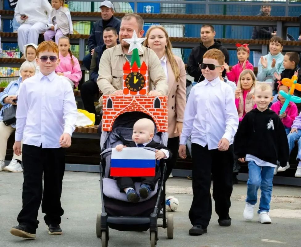 Руслан Ситдиков, председатель УИК 9/42 Сарапула, отец четверых замечательных мальчишек Руслан Ситдиков, председатель УИК 9/42 Сарапула, отец четверых замечательных мальчишек