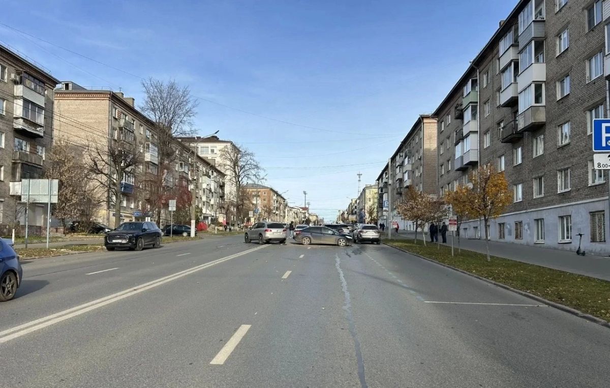 Три иномарки столкнулись на улице Пушкинской в Ижевске