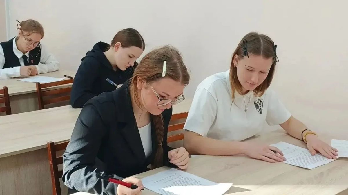 Готовимся к новым победам. В октябре более 1600 старшеклассников приняли участие в районных и городских олимпиадах по основам выборов Готовимся к новым победам. В октябре более 1600 старшеклассников приняли участие в районных и городских олимпиадах по основам выборов