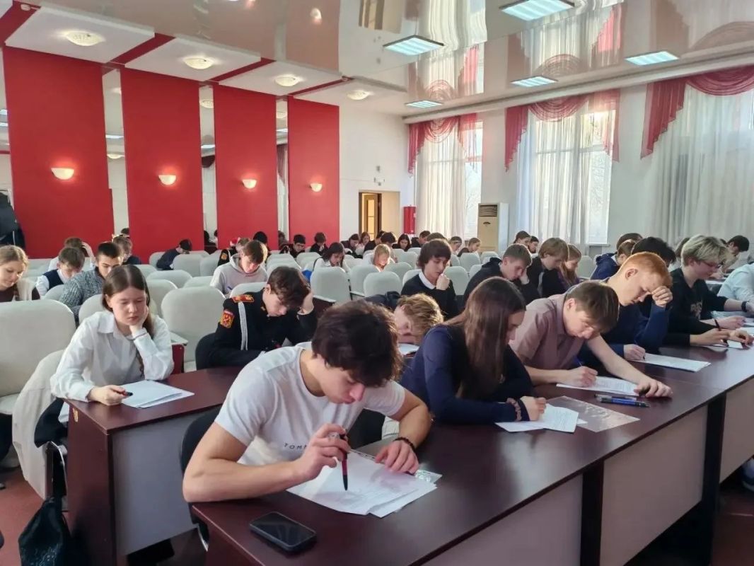 Готовимся к новым победам. В октябре более 1600 старшеклассников приняли участие в районных и городских олимпиадах по основам выборов Готовимся к новым победам. В октябре более 1600 старшеклассников приняли участие в районных и городских олимпиадах по основам выборов