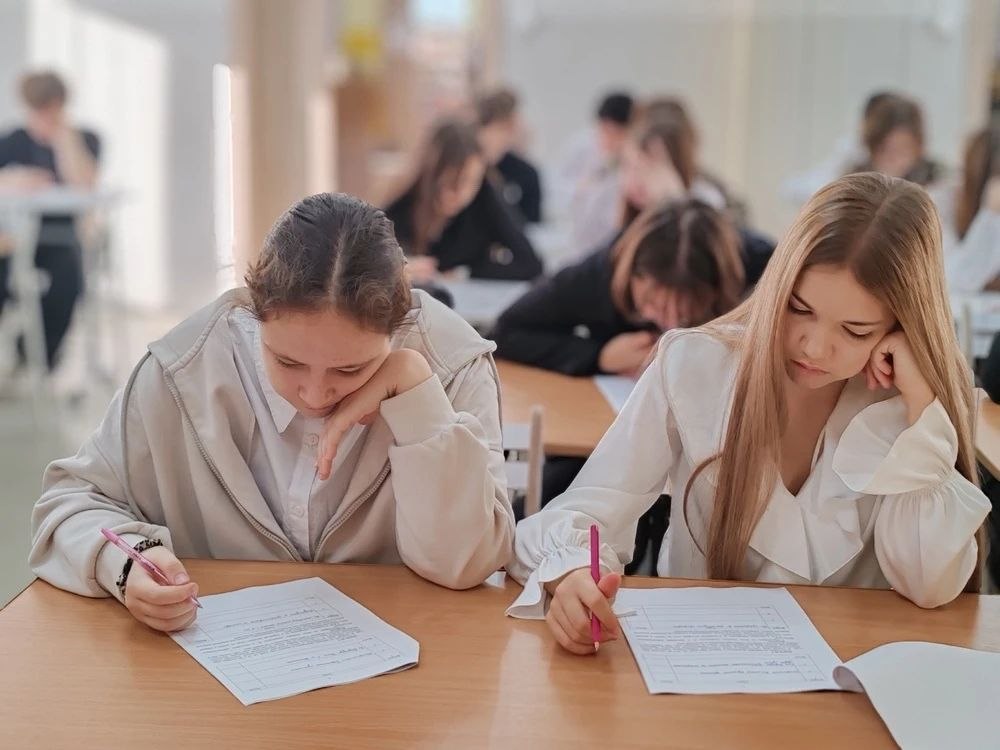 Готовимся к новым победам. В октябре более 1600 старшеклассников приняли участие в районных и городских олимпиадах по основам выборов
